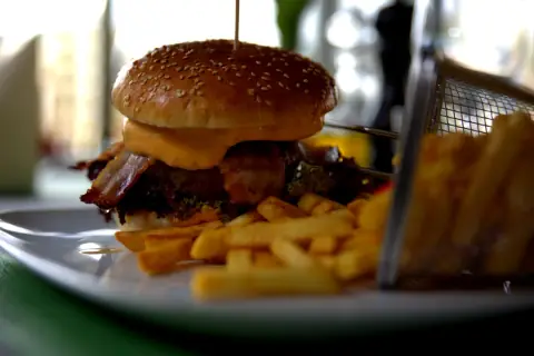 Classic Burger - La Pasteria Kriens Classic Burger